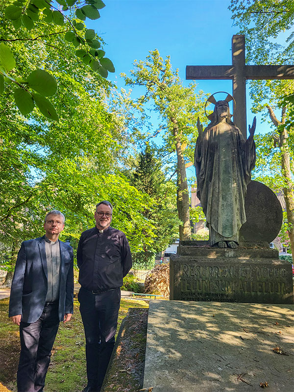 Bij het graf van pastoor Willenborg