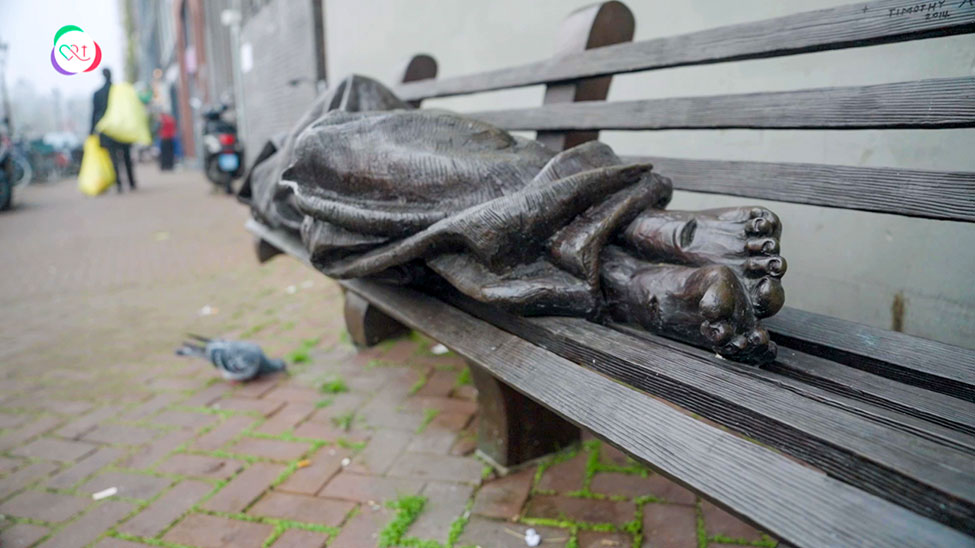 Beeld door Timothy Schmalz van de �Homeless Jesus� v��r de Mozes en A�ronkerk te Amsterdam
