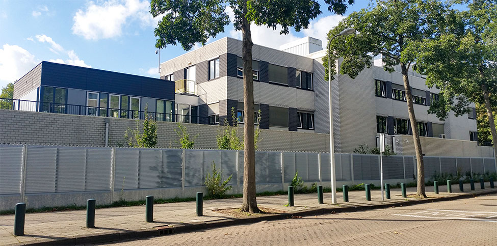 Achtergevel van de Cheider school in Amsterdam Buitenveldert