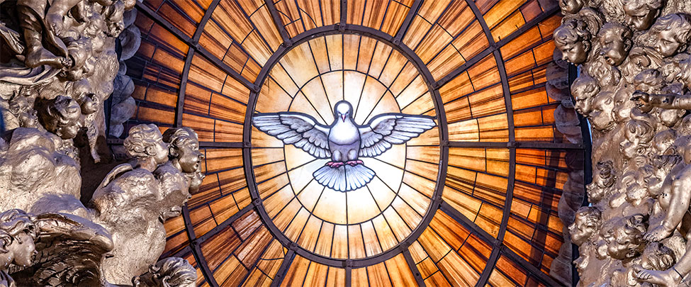 Glas-in-loodraam in de Sint-Pieter te Rome van de Heilige Geest