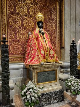 Het aangeklede beeld van Sint Petrus in de Sint-Pieter