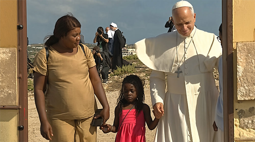Paus Leo XIV bezocht in juli 2026 migranten, onder wie kinderen, op Lampedusa.