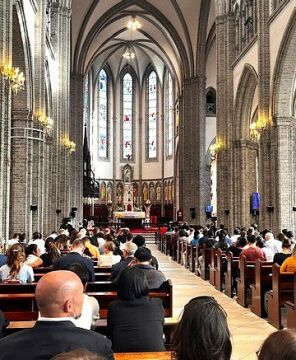 Eucharistieviering in de Myeongdong-kathedraal Eucharistieviering in de Myeongdong-kathedraal